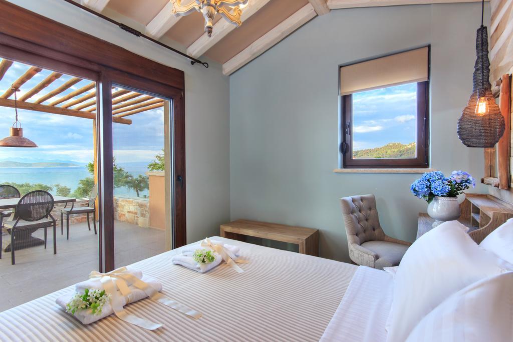 By The Sea Luxury Suites Лименас Екстериор снимка