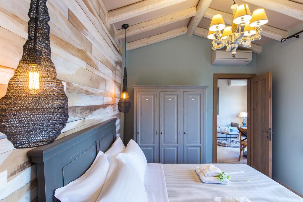 By The Sea Luxury Suites Лименас Екстериор снимка
