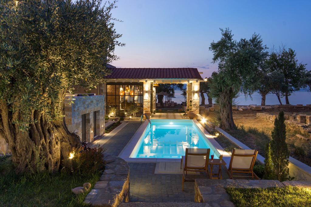 By The Sea Luxury Suites Лименас Екстериор снимка