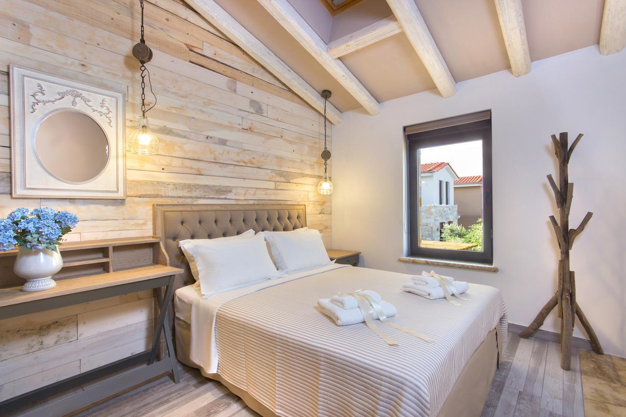 By The Sea Luxury Suites Лименас Екстериор снимка