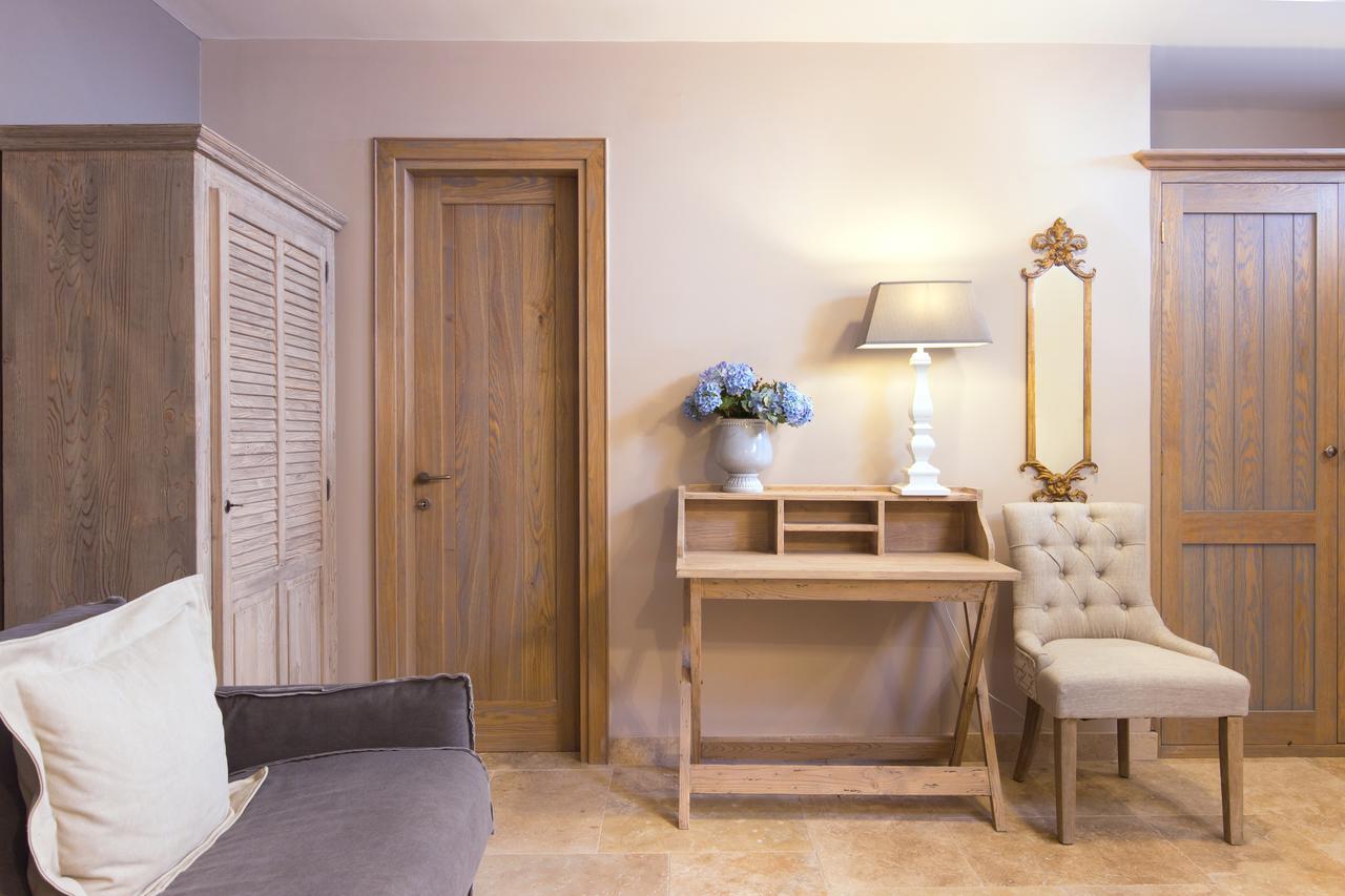 By The Sea Luxury Suites Лименас Екстериор снимка
