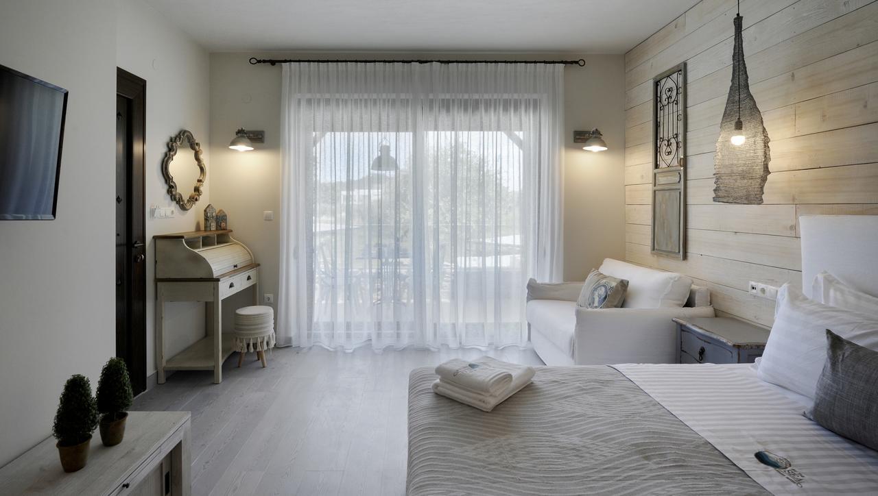 By The Sea Luxury Suites Лименас Екстериор снимка