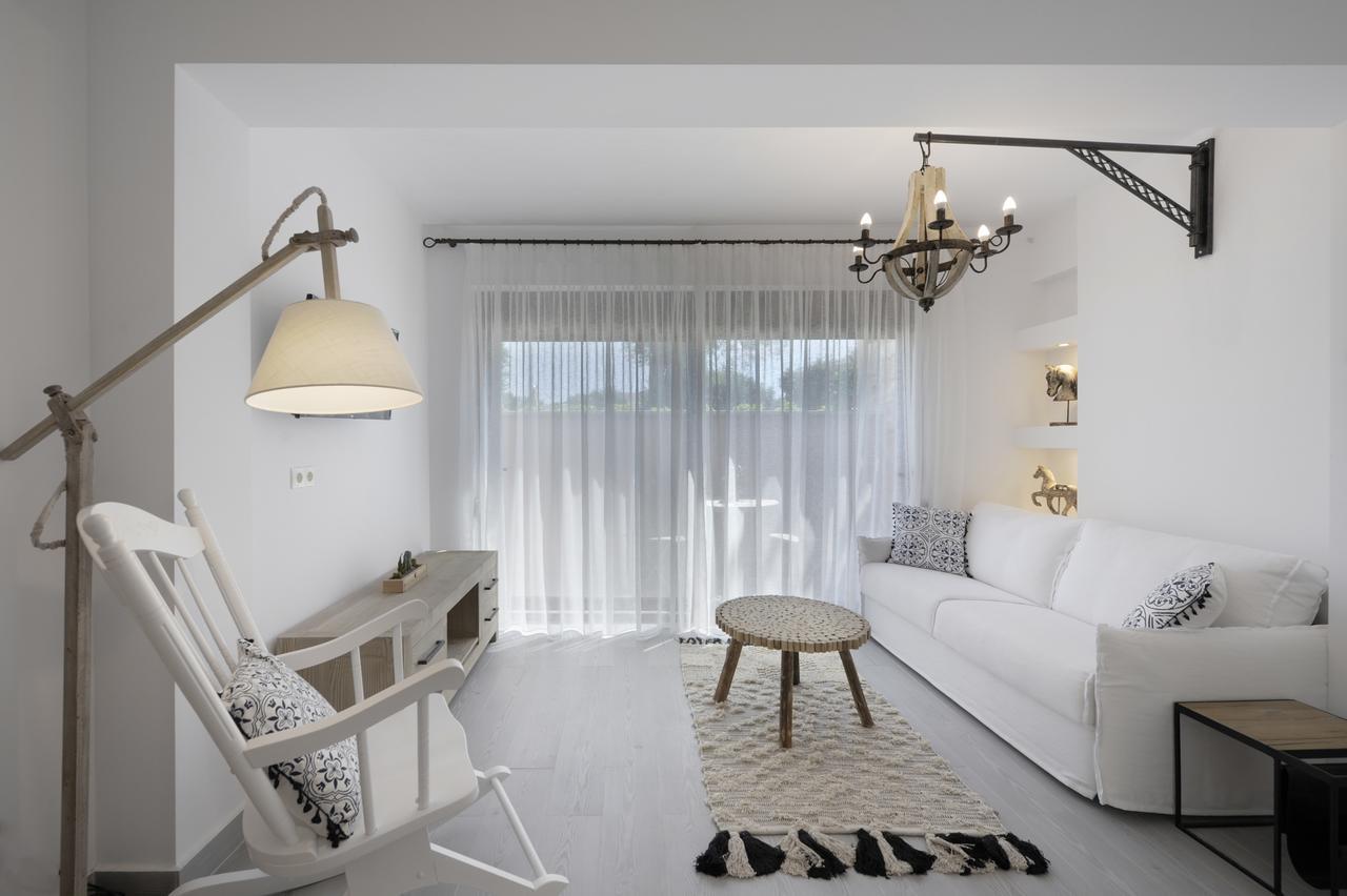By The Sea Luxury Suites Лименас Екстериор снимка