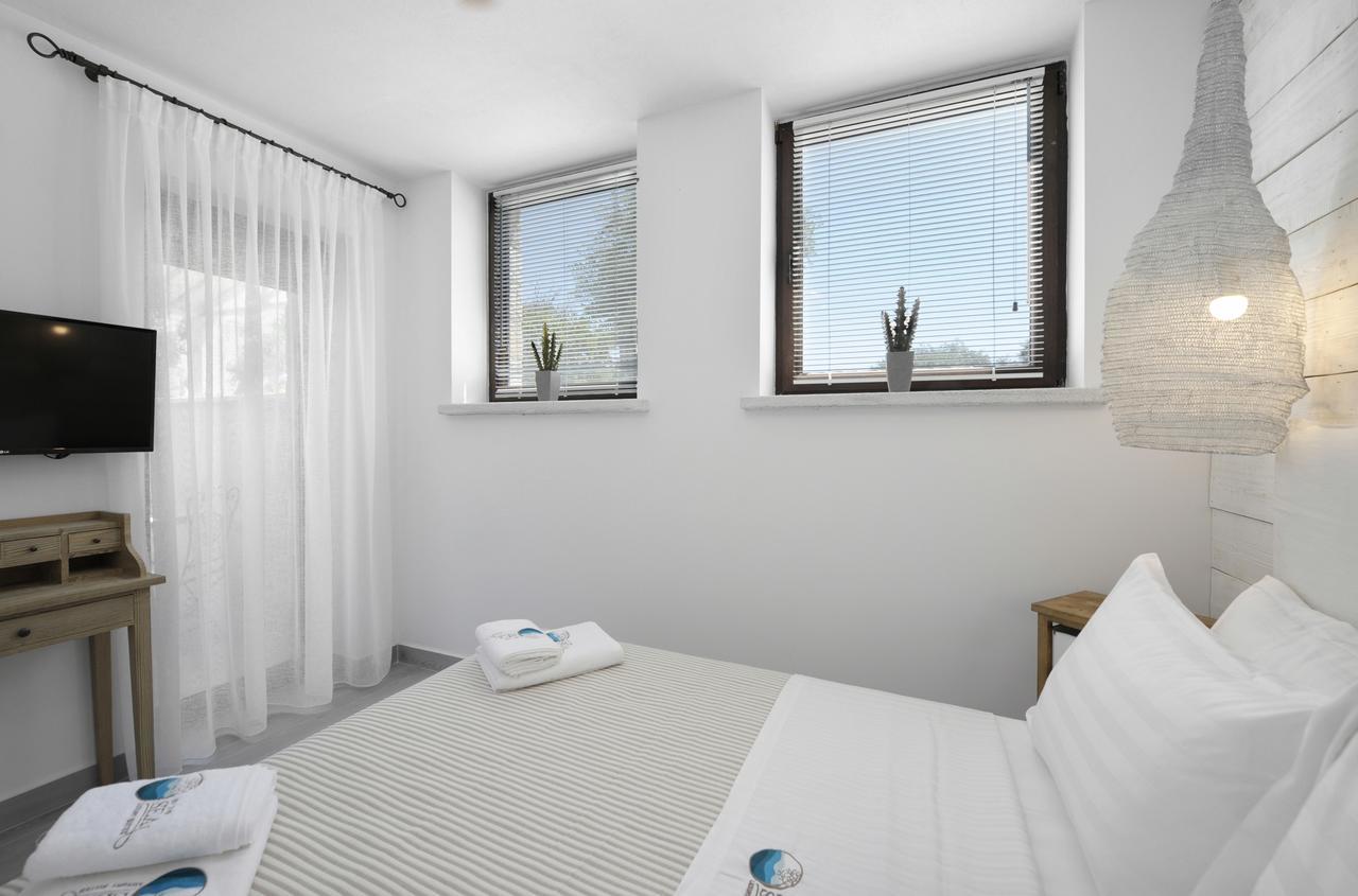 By The Sea Luxury Suites Лименас Екстериор снимка