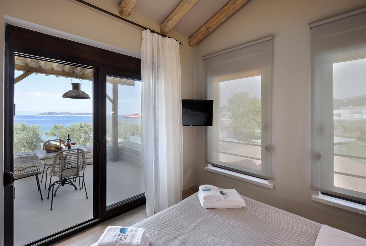 By The Sea Luxury Suites Лименас Екстериор снимка