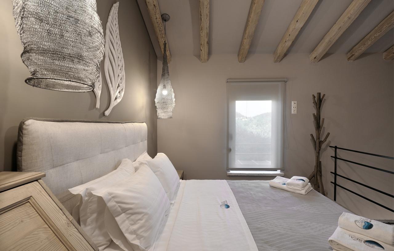 By The Sea Luxury Suites Лименас Екстериор снимка