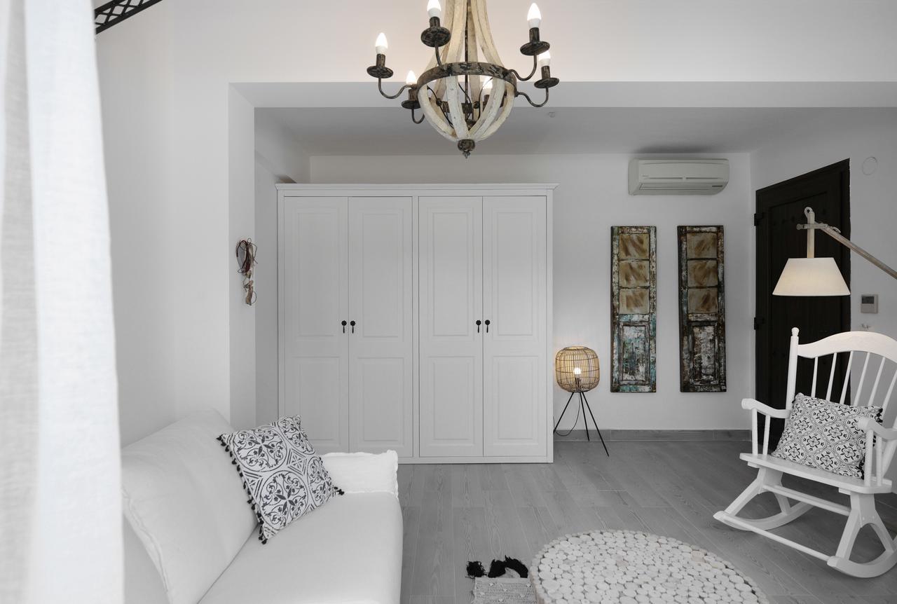 By The Sea Luxury Suites Лименас Екстериор снимка