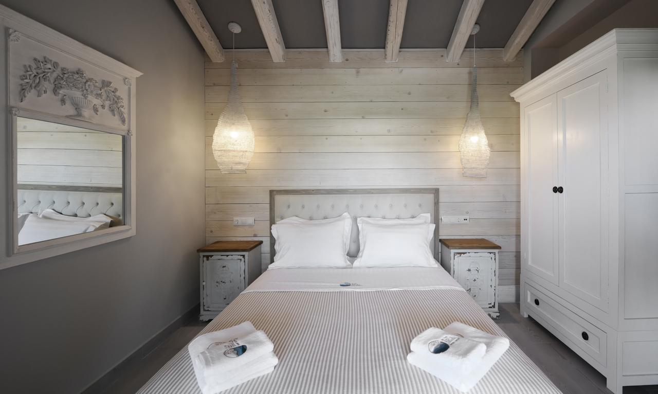 By The Sea Luxury Suites Лименас Екстериор снимка