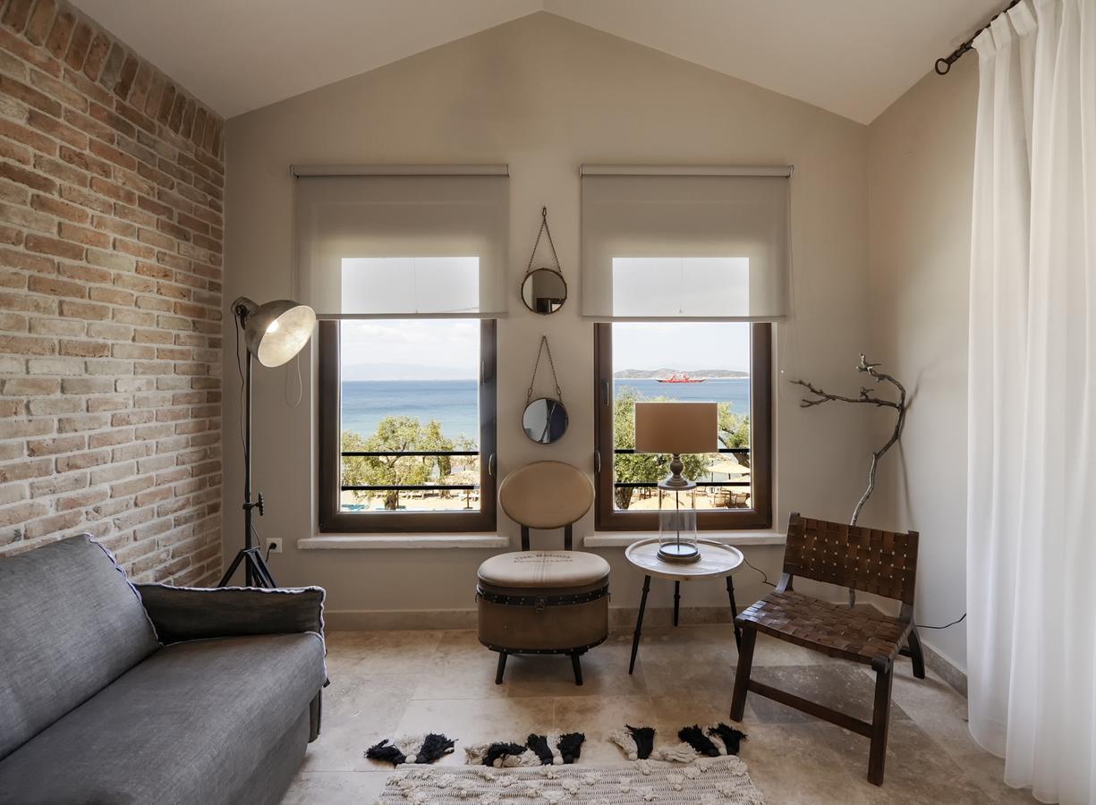 By The Sea Luxury Suites Лименас Екстериор снимка