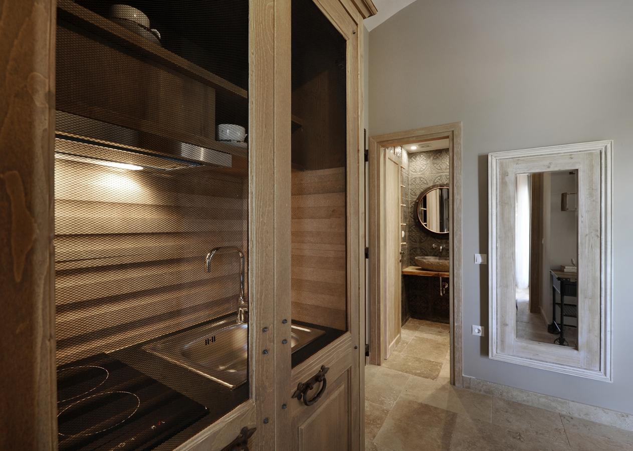By The Sea Luxury Suites Лименас Екстериор снимка