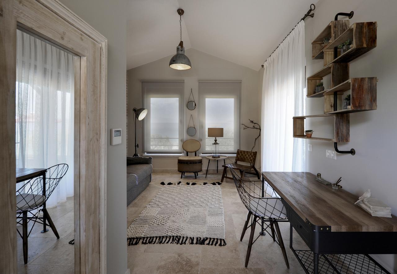 By The Sea Luxury Suites Лименас Екстериор снимка