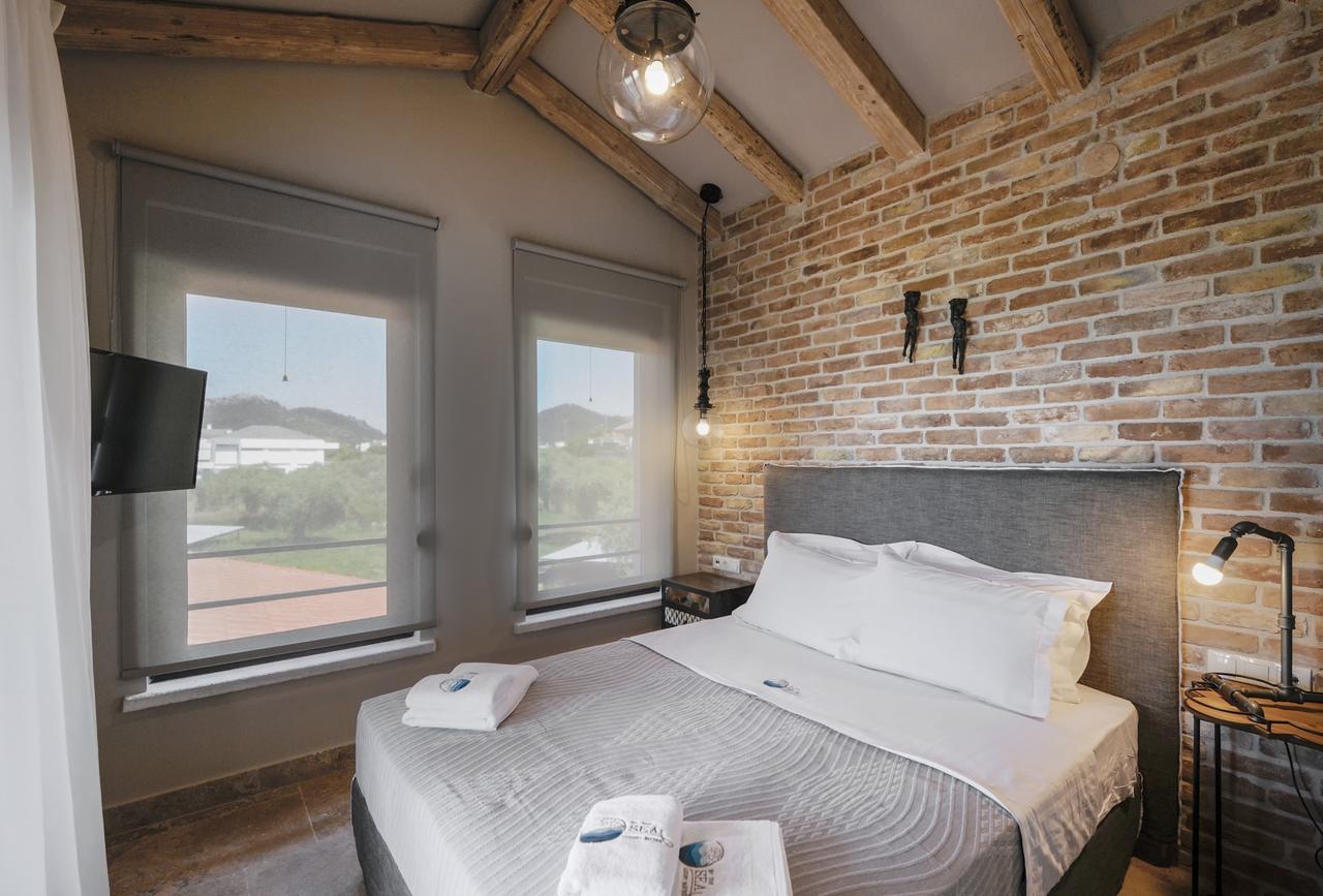 By The Sea Luxury Suites Лименас Екстериор снимка