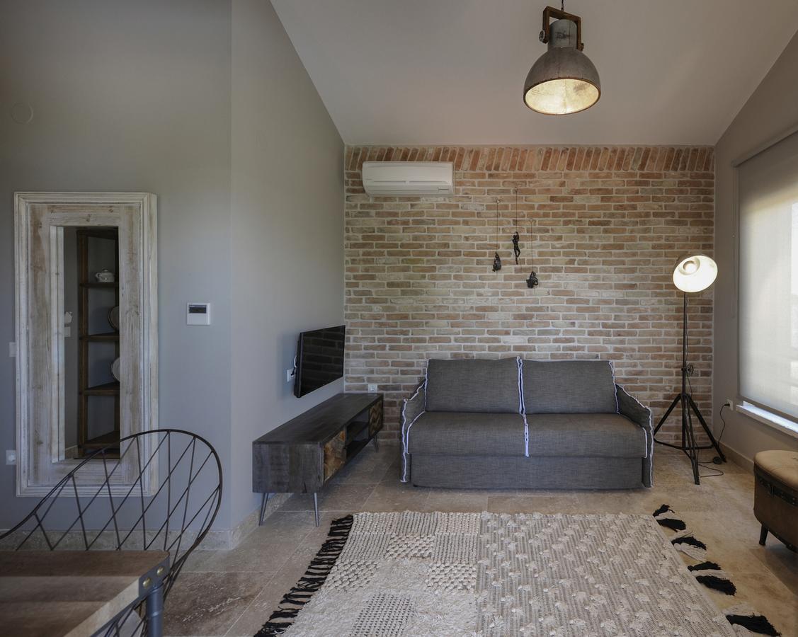 By The Sea Luxury Suites Лименас Екстериор снимка
