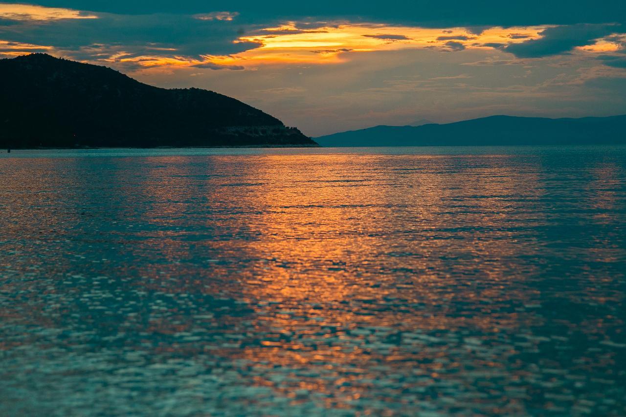 By The Sea Luxury Suites Лименас Екстериор снимка